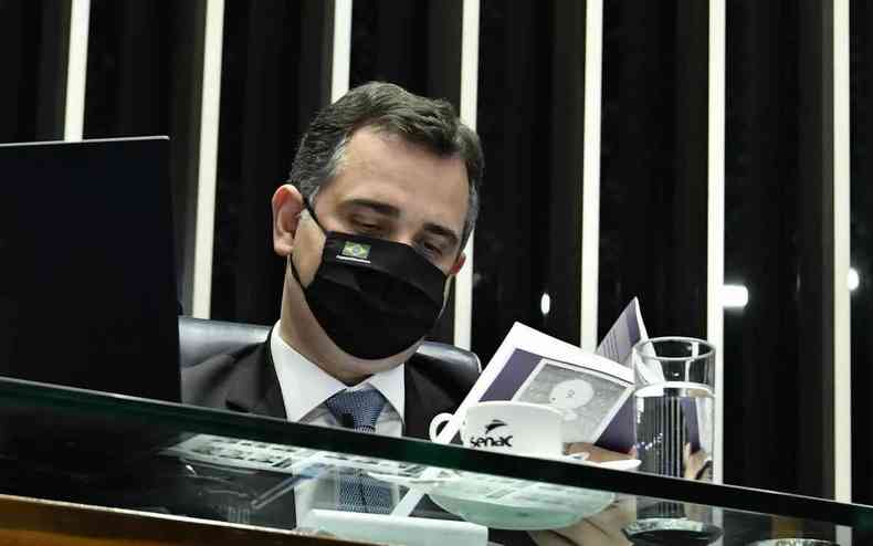 Rodrigo Pacheco lê cartilha no Senado