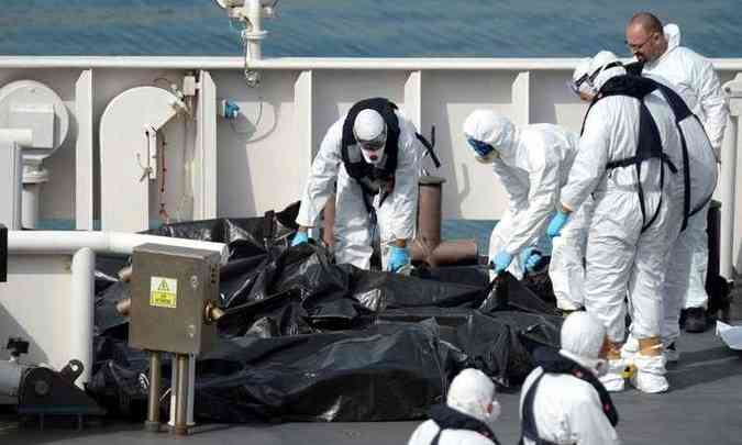Corpos de vtimas do naufrgio na costa da Lbia chegam a porto na Itlia em um navio pesqueiro(foto: Matthew Mirabelli / AFP)