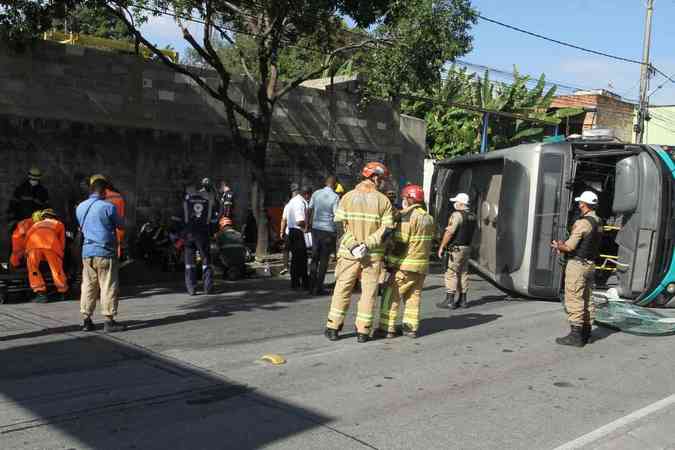 Ônibus do Move de Ribeirão das Neves teve um dos eixos deslocados e tombou na Avenida Vilarinho, sentido Centro. Passageiros sofreram ferimentos levesEdésio Ferreira/EM/DA Press