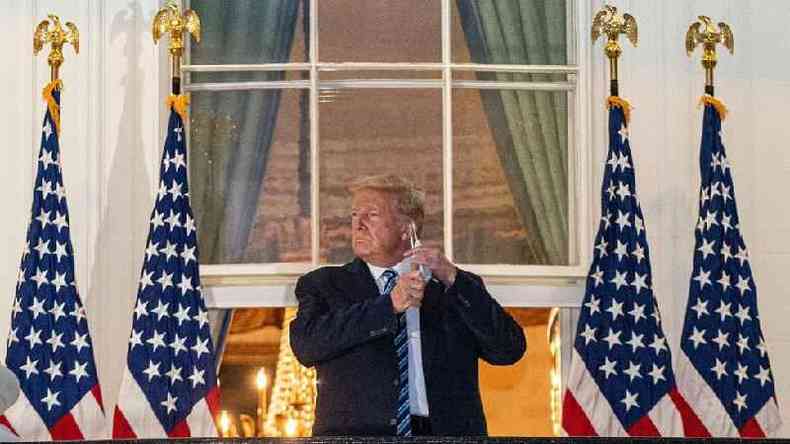 Trump remove a mscara para posar para fotos: presidente vem sendo criticado por menosprezar severidade da covid-19(foto: EPA/KEN CEDENO)