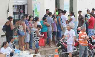 Moradores de Ladainha fazem fila para se imunizar no posto de vacinao da cidade, que j contabiliza 16 casos suspeitos de morte por febre amarela silvestre(foto: Beto Novaes/EM/DA Press)