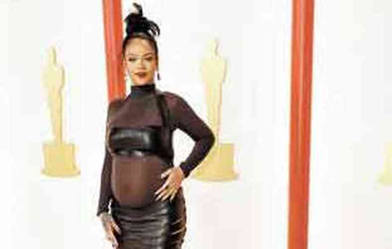 Rihanna posa no tapete vermelho do Oscar 