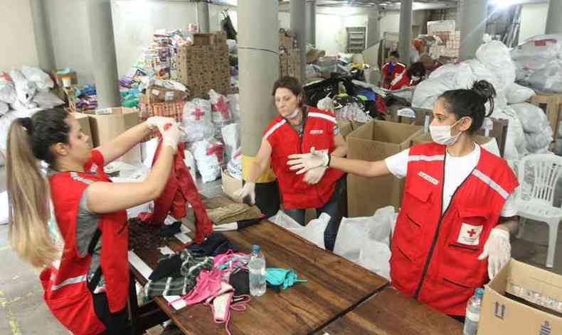 Voluntrios fazem triagem de doaes recebidas na sede da Cruz Vermelha(foto: Jair Amaral/EM/D.A. Press )