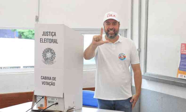 Na foto, Alexandre Silveira (PSD) votando na manh deste domingo (30/10)