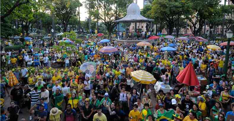 Cerca de 4 mil pessoas protestaram na Praa da Liberdade, em BH, segundo o movimento Vem pra Rua (foto: TLIO SANTOS/EM/D.A PRESS)