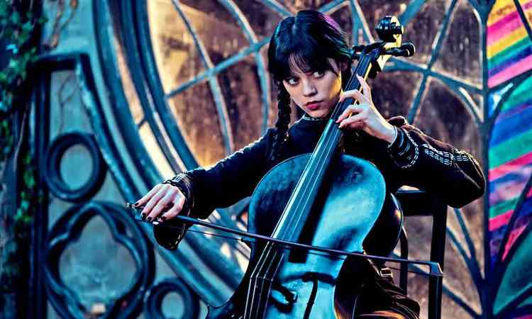 Jenna Ortega toca cello no terrao da escola Nunca Mais em cena de Wandinha

