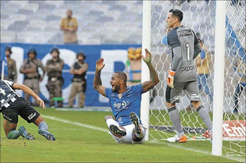 Das raras oportunidades que o Cruzeiro teve na partida, Dedé teve a melhor, mas desperdiçou e reclamou de pênalti no lance(foto: Alexandre Guzanshe/EM/D.A Press) Das raras oportunidades que o Cruzeiro teve na partida, Dedé teve a melhor, mas desperdiçou e reclamou de pênalti no lance(foto: Alexandre Guzanshe/EM/D.A Press)