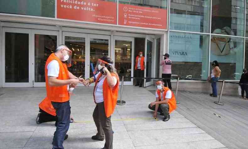Na foto, funcionrios do Shopping Cidade, no Centro da capital, medem o cho para marcar distanciamento necessrio em fila(foto: Alexandre Guzanshe/EM/D.A Press)