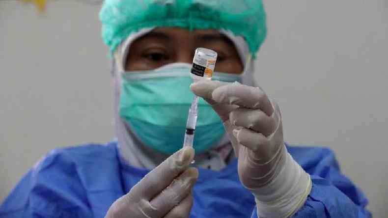 Profissional de sade prepara uma dose da vacina CoronaVac na Indonsia