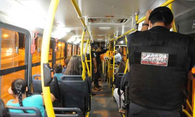 Guardas municipais fazem viagens em ônibus na capital desde janeiro. Esse é um dos motivos apontados para a queda na violência nos coletivos(foto: Marcos Vieira/EM/D.A.Press) Guardas municipais fazem viagens em ônibus na capital desde janeiro. Esse é um dos motivos apontados para a queda na violência nos coletivos(foto: Marcos Vieira/EM/D.A.Press)