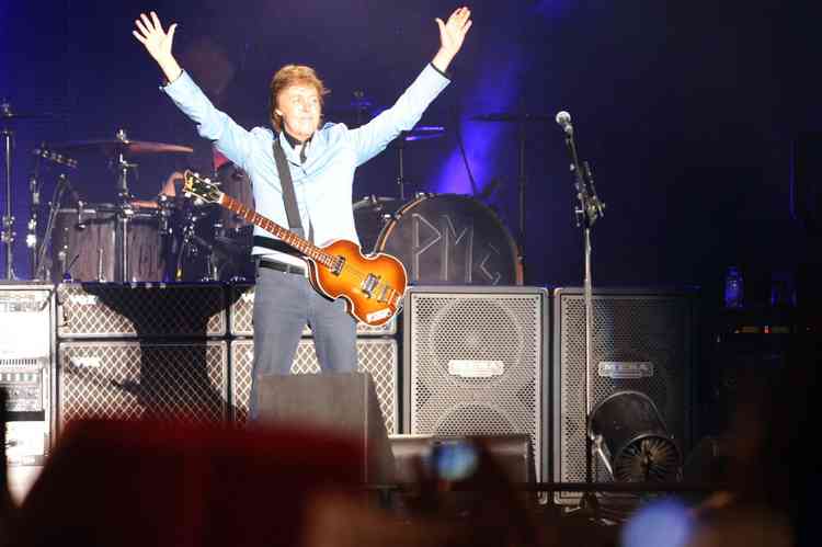 Paul McCartney em apresentao com os braos abertos