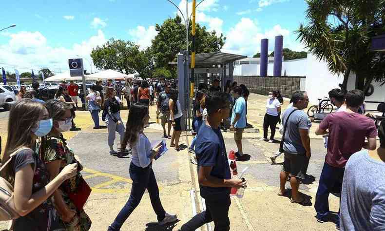 estudantes entrando para a prova do Enem em 2022