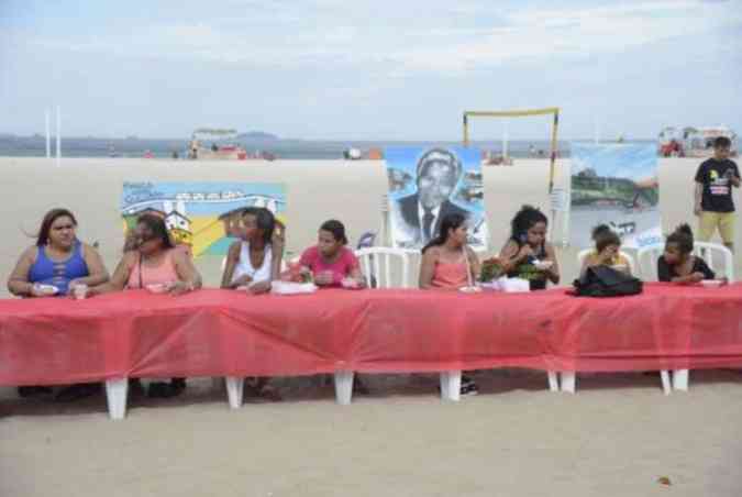 Moradores de comunidades participam de almoo pelo Dia das Mes nas areias da praia de Copacabana como forma protesto contra a insegurana nas comunidades onde vivem (foto: Tomaz Silva/Agncia Brasil)