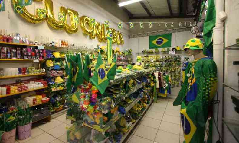 Alguns produtos com as cores da bandeira do Brasil, como chinelos, sero vendidos o ano inteiro(foto: Edsio Ferreira/EM/D.A Press)