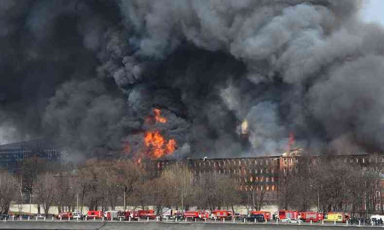 Fogo destruiu prdio histrico de So Petersburgo(foto: Olga MALTSEVA / AFP)