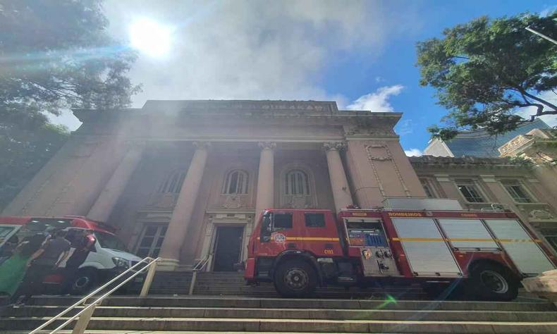 O Instituto de Educação, atingido por incêndio na semana passada, não estava com o laudo regularizado(foto: Leandro Couri/EM/DA Press) Incêndio atinge prédio do Instituto de Educação com caminhão dos bombeiros e veículo do Samu