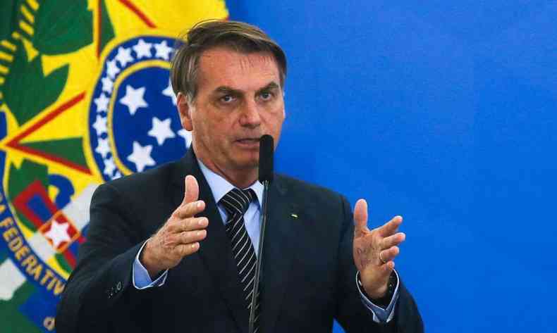 Presidente Jair Bolsonaro falando ao microfone