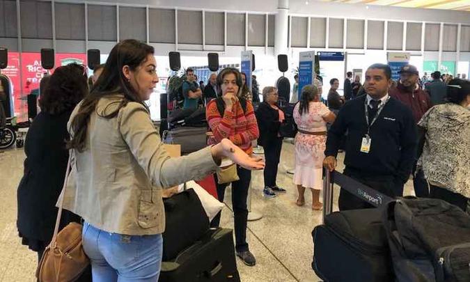 Revoltados, passageiros tentavam remanejar o voo no aeroporto de Confins (foto: Jociane Morais/EM ) Revoltados, passageiros tentavam remanejar o voo no aeroporto de Confins (foto: Jociane Morais/EM )
