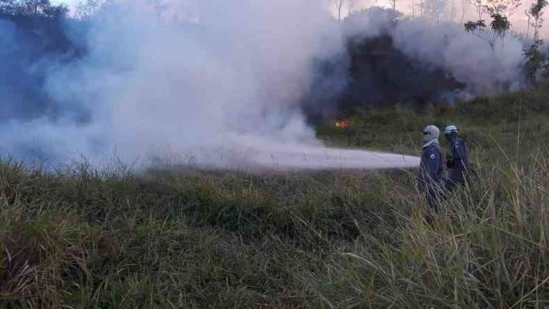 Militares abriram duas frentes para combater as chamas que atingem grande altura(foto: Divulgao/CBMMG)