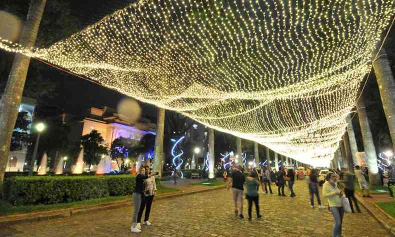 Praça da Liberdade ficará iluminada com decoração de Natal só até amanhã -  Gerais - Estado de Minas