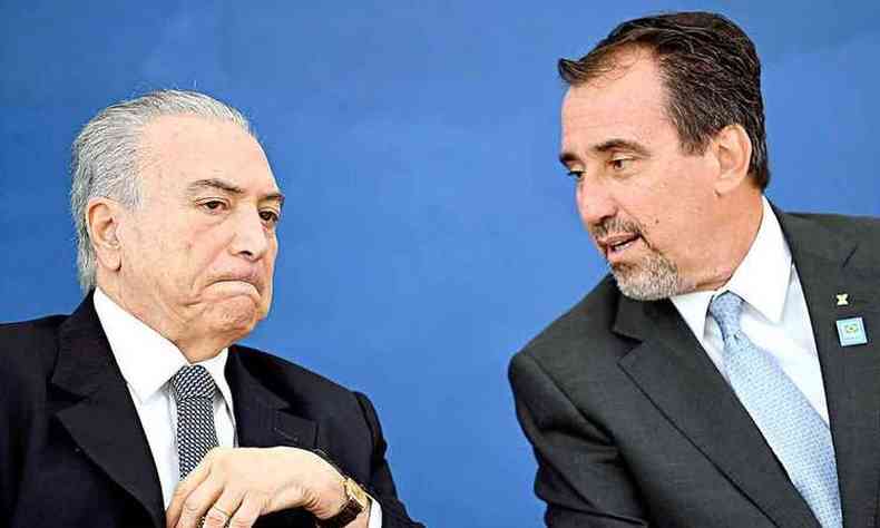 Michel Temer e o presidente da Caixa, Gilberto Occhi, que tambm pode ser investigado, devido ao seu relacionamento com o PP (foto: EVARISTO SA/AFP)