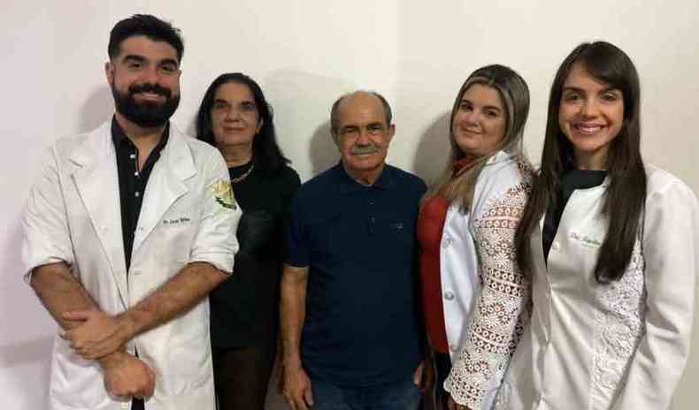 A psiquiatra Jaqueline Bifano com os pais, Florisvaldo e Gilda, e os irmãos, Lucas e Tatiana: medicina na veia. 