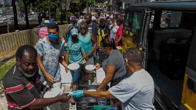 Pessoas em situao de rua recebem marmitas nas ruas de So Paulo. Maro de 2021
