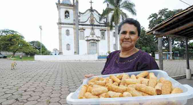Marta oferece seus canudinhos caseiros em frente  matriz, do sculo 18(foto: Beto Novaes/EM/D.A Press )
