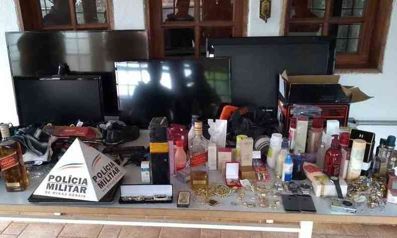 Material roubado no imvel foi recuperado em porta-malas do carro clonado(foto: PMMG/Divulgao)