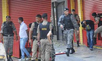 Assaltantes foram levados para a Central de Flagrantes da Polcia Civil(foto: Beto Novaes/EM/DA Press)