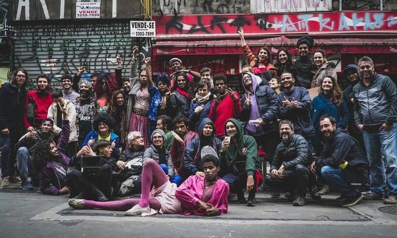 'Para Onde Voam as Feiticeiras' estreia nesta quinta-feira (31/8) no circuito nacional(foto: Henrique Hennies/Divulgação) Produção e elenco do filme se reúnem em uma rua movimentada de São Paulo (SP)
