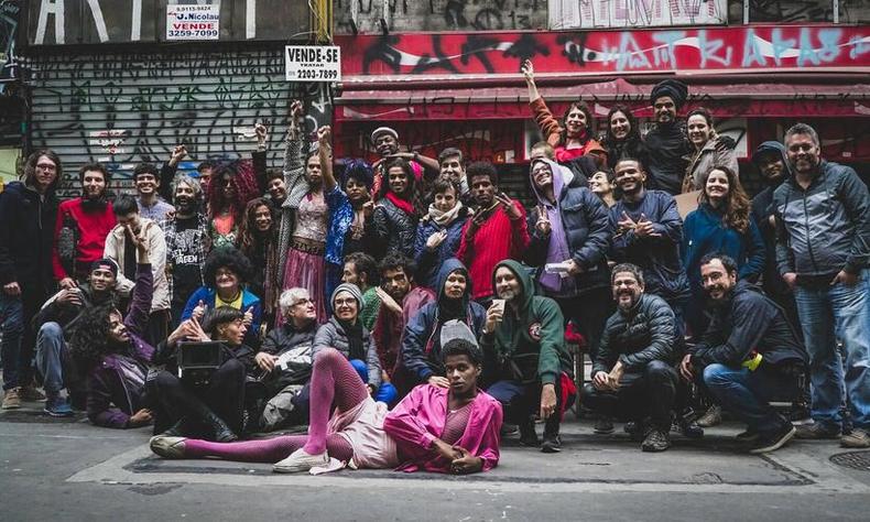 Produo e elenco do filme se renem em uma rua movimentada de So Paulo (SP)