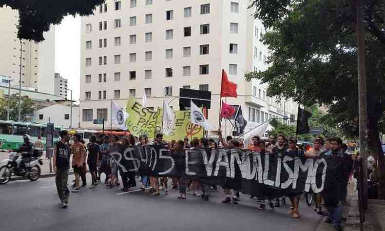 Manifestantes saram em passeata pela Avenida Afonso Pena e deixaram uma pista livre(foto: Marcos Vieira/EM/D.A.Press)