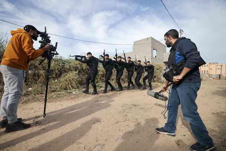 Em Gaza, atores fazem papel de soldados em cena do seriado ''O punho dos homens livres'', produzida pelo Hamas