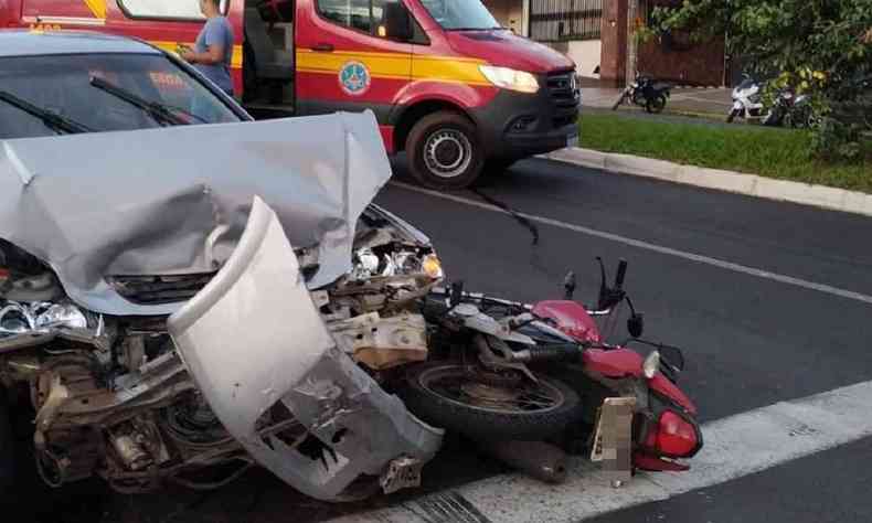 moto que foi parar debaixo de carro aps acidente em Uberlndia