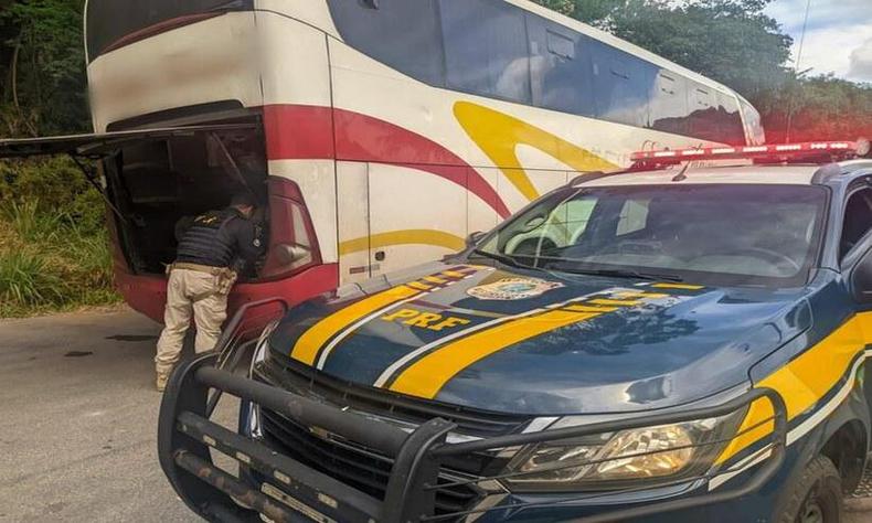 Ônibus foi parado na altura do km 278 da BR-116, em Teófilo Otoni(foto: PRF/Divulgação) ônibus com motor roubado