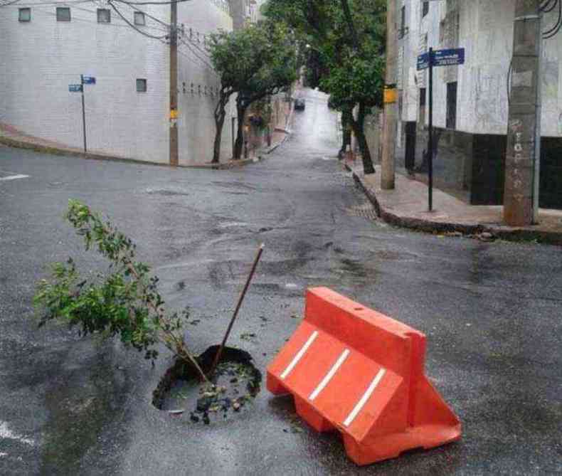No Bairro Cruzeiro, um buraco se abriu na Rua Cabo Verde(foto: Marcelo Vieira / COP PBH)