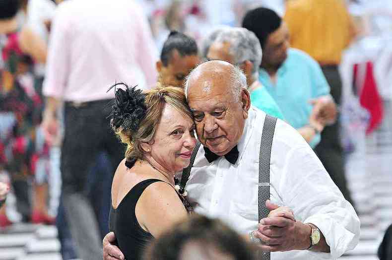 Entre danças e pisadas no pé, os aposentados Vera Lúcia, de 66 anos, e Leonel Gonzaga, de 87, se apaixonaram e não se desgrudaram mais(foto: Gladyston Rodrigues/EM/D.A Press)