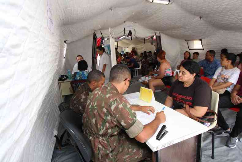 Atendimento a pacientes em tenda do Exrcito durante a epidemia de dengue de 2019 em BH 