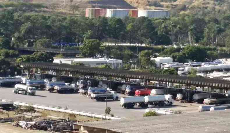 Na Regap, em Betim, o movimento de distribuição de combustível é normal nesta segunda-feira (foto: Paulo Filgueiras / EM / D.A. Press)