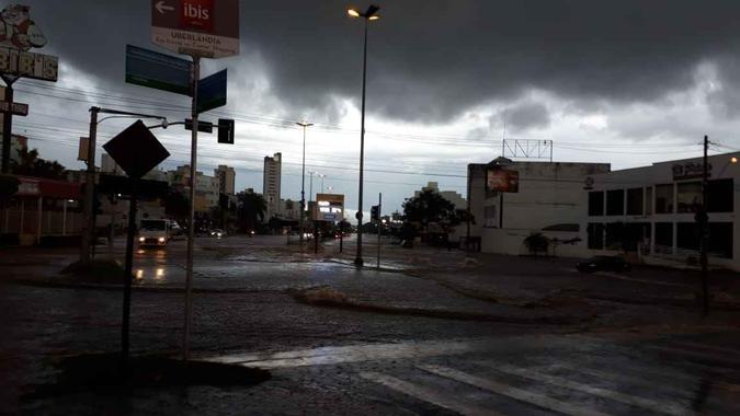 Na Avenida Rondon Pacheco a força das águas levantou tampas de bueiros(foto: Reprodução) Na Avenida Rondon Pacheco a força das águas levantou tampas de bueiros(foto: Reprodução)