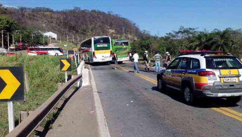 Veculo ficaram sobre uma ponte da rodovia e interditou o trnsito(foto: Polcia Militar Rodoviria /Divulgao )