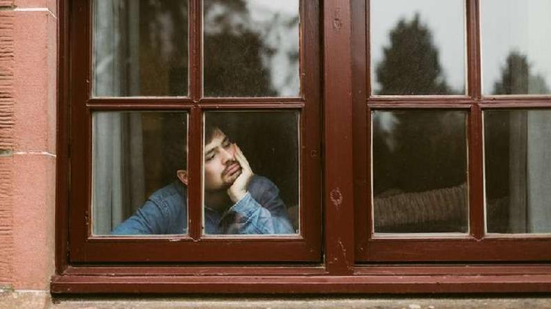 Especialistas apontam que, até certo ponto, é esperado sentir-se mal, triste, nervoso ou estressado diante de tantas mudanças provocadas pela pandemia. O problema é quando esses sentimentos perduram por dias (ou semanas) e atrapalham as atividades diárias(foto: Getty Images) Especialistas apontam que, até certo ponto, é esperado sentir-se mal, triste, nervoso ou estressado diante de tantas mudanças provocadas pela pandemia. O problema é quando esses sentimentos perduram por dias (ou semanas) e atrapalham as atividades diárias(foto: Getty Images)
