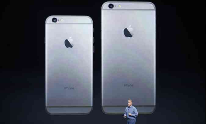 Phil Schiller, vice-presidente snior da apple, apresenta iPhone 6 (E), com tela de 4,7 polegadas, e o irmo maior, com 5,5''(foto: REUTERS/Stephen Lam )