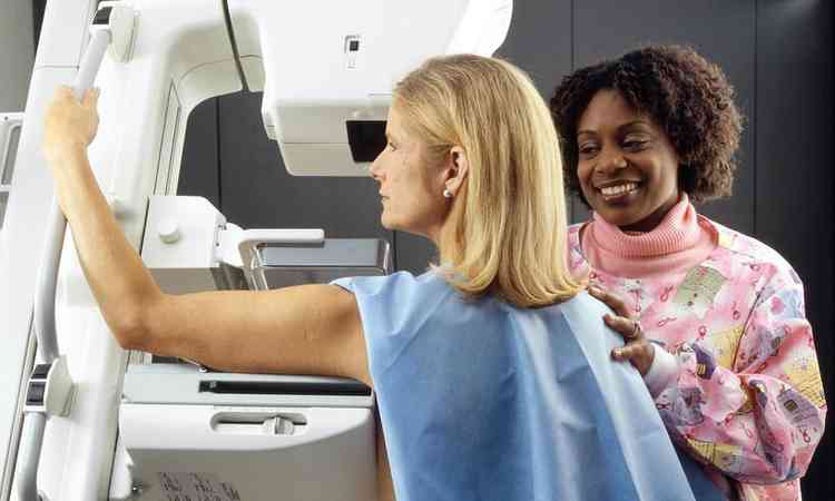 mulher faz exame de mamografia