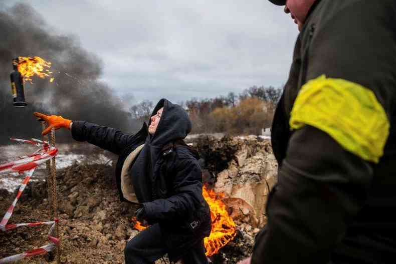 Um civil treina na Ucrnia como jogar um coquetel molotov