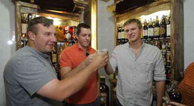 Jeff Naswadi, Ben Prater e Yannick Van Heers provaram e aprovaram a cachaa mineira no Mercado Central (foto: Fotos: Beto Magalhes/EM/D.A Press )