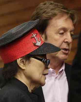 Paul McCartney e Yoko Ono, se encontram em 2009(foto: AFP PHOTO/Shaun Curry)