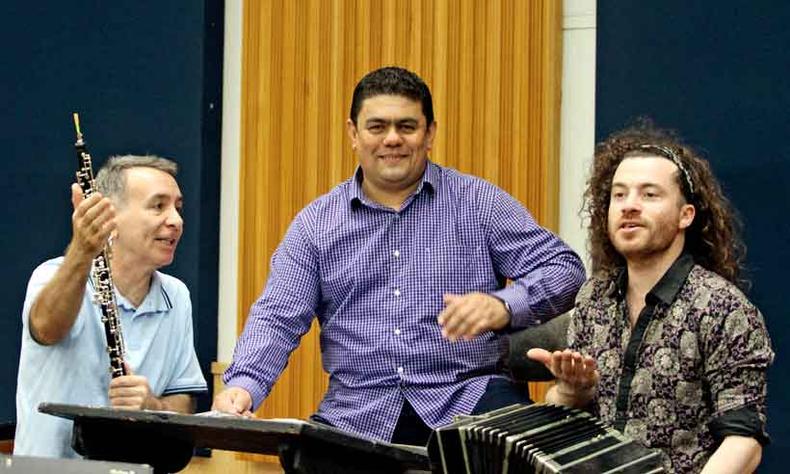 O oboísta Gustavo Nápoli, o maestro Ariel Bretas e o bandoneonista Leonel Gasso ensaiam no Palácio das Artes(foto: Jair Amaral/EM/D.A Press) O oboísta Gustavo Nápoli, o maestro Ariel Bretas e o bandoneonista Leonel Gasso ensaiam no Palácio das Artes(foto: Jair Amaral/EM/D.A Press)