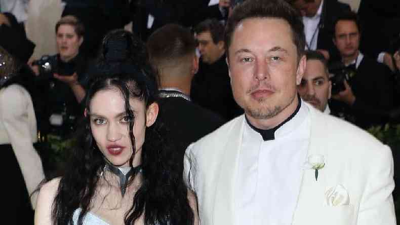 A cantora Grimes e o empresrio Elon Musk em baile de gala em Nova York